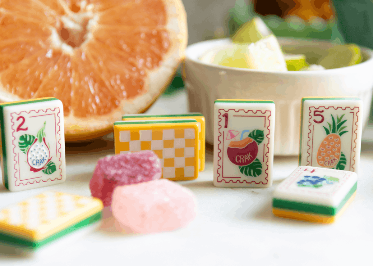Miss Out Of Office set, Crak tile detail