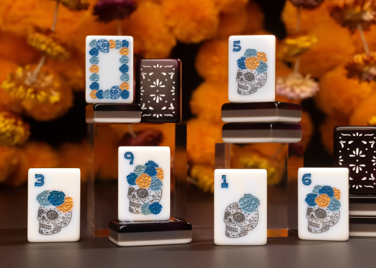 Miss Catrina set, Dot tile detail